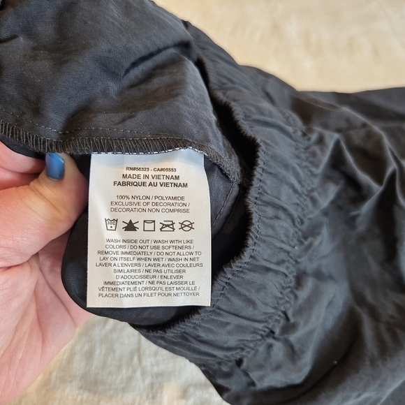 New Nike Women's Black Loose Fit High Rise Cargo Shorts DM6247-010 - Size Small - Picture 7 of 10